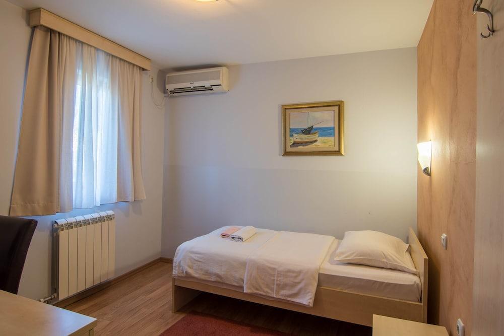 Hotel Ambiente Подгорица Екстериор снимка