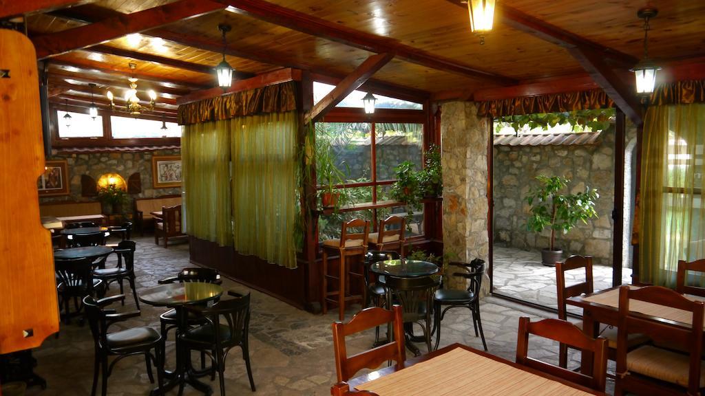 Hotel Ambiente Подгорица Екстериор снимка