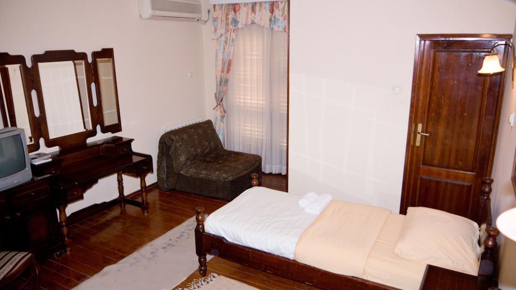 Hotel Ambiente Подгорица Стая снимка