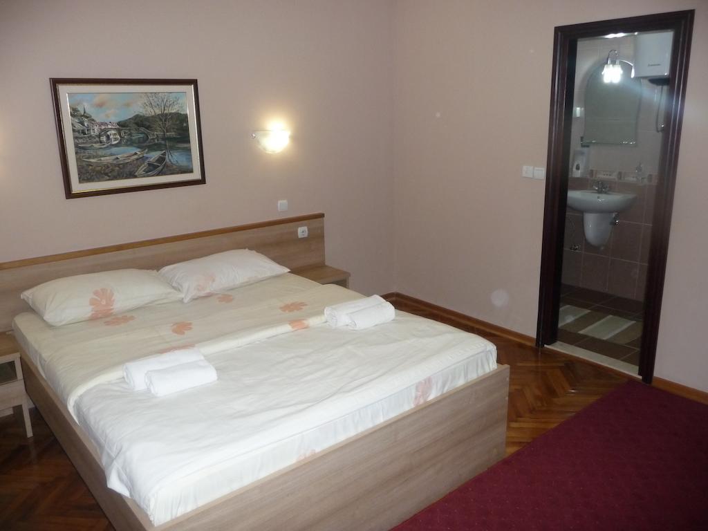 Hotel Ambiente Подгорица Стая снимка