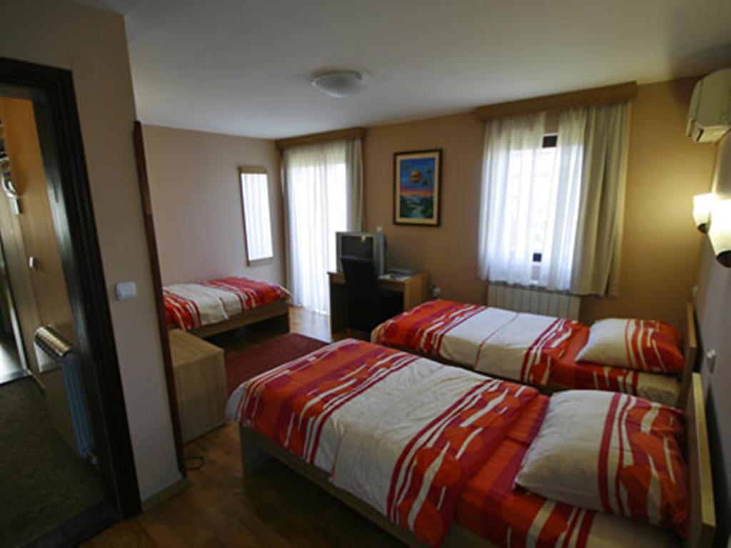 Hotel Ambiente Подгорица Стая снимка