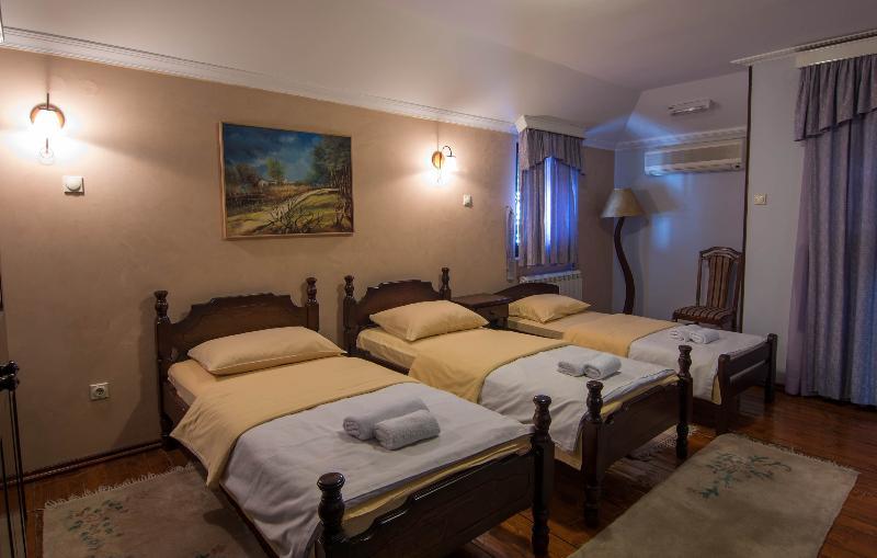Hotel Ambiente Подгорица Екстериор снимка