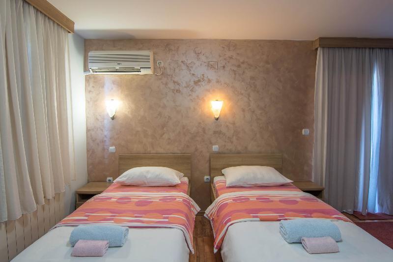 Hotel Ambiente Подгорица Екстериор снимка