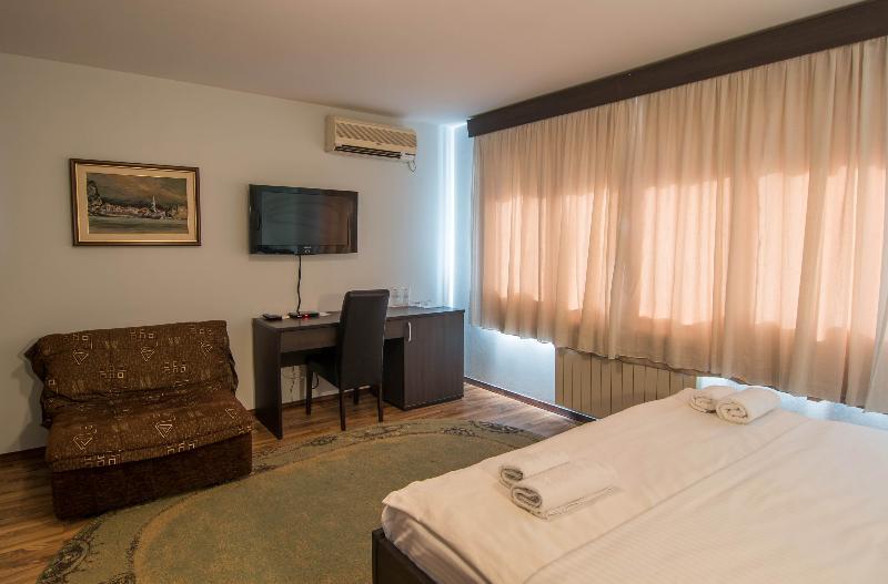 Hotel Ambiente Подгорица Екстериор снимка