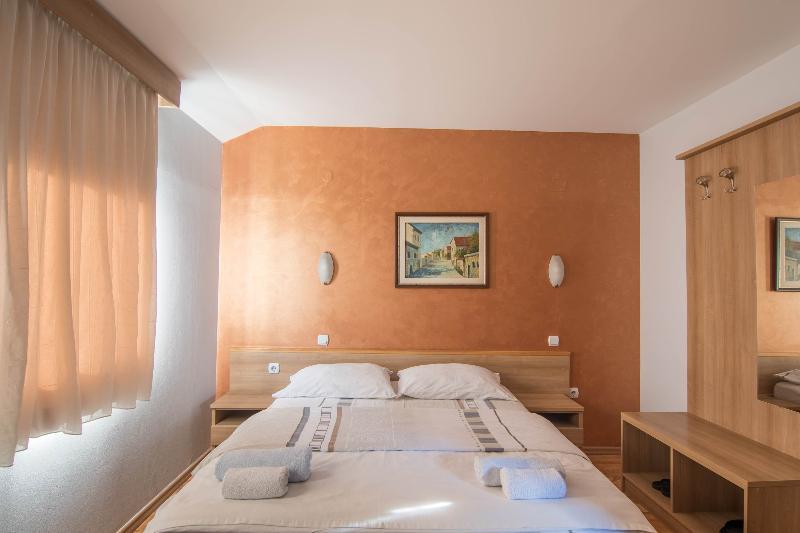 Hotel Ambiente Подгорица Екстериор снимка